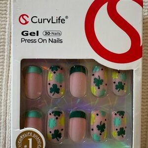 New CurvLife Gel Press-On Nails in with Green Clover Design